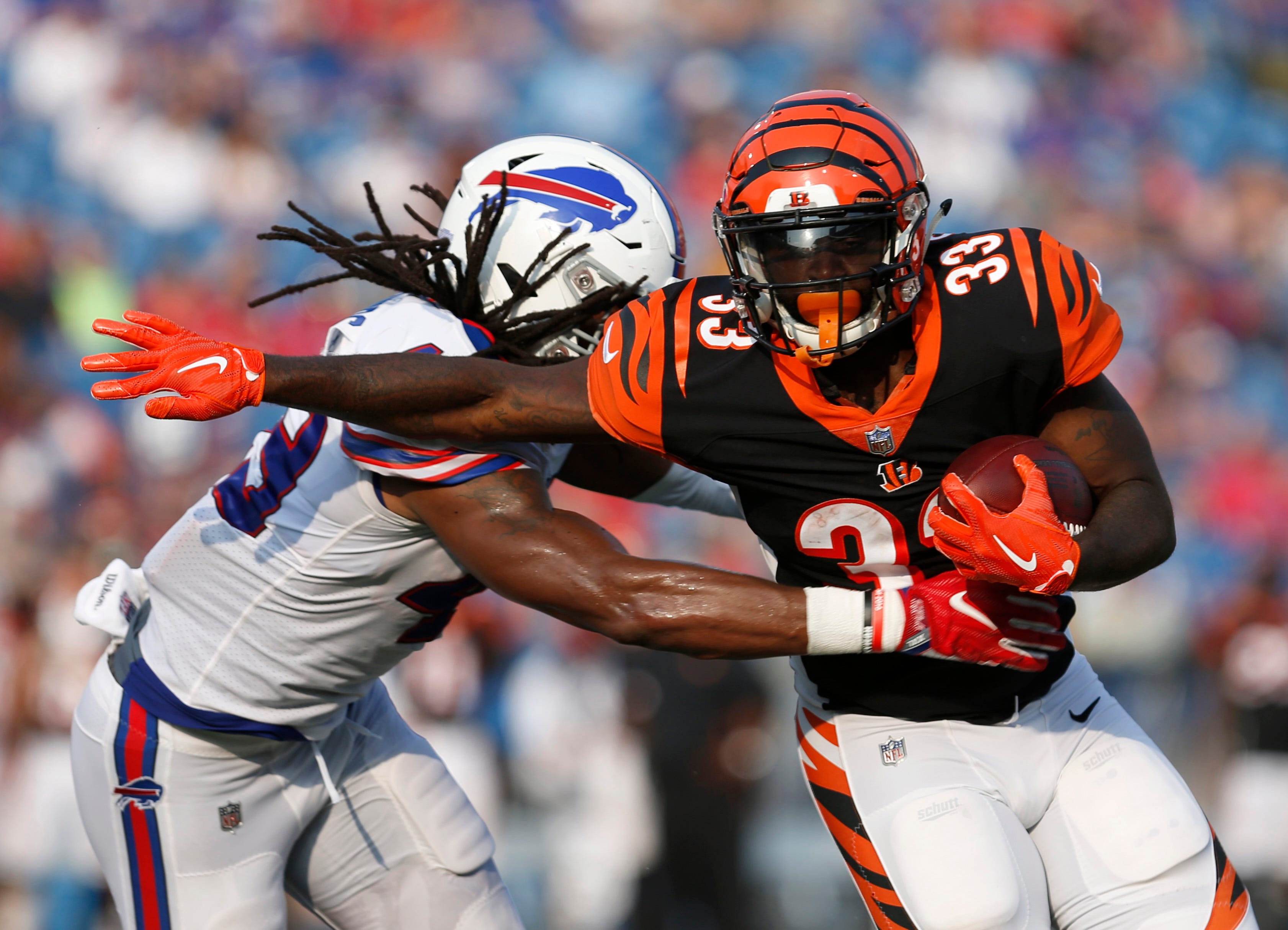 Buffalo Bills linebacker Tremaine Edmunds, left, tries to tackle Cincinnati Bengals running back Tra Carson as he runs the ball during the second half at New Era Field in Orchard Park, N.Y.