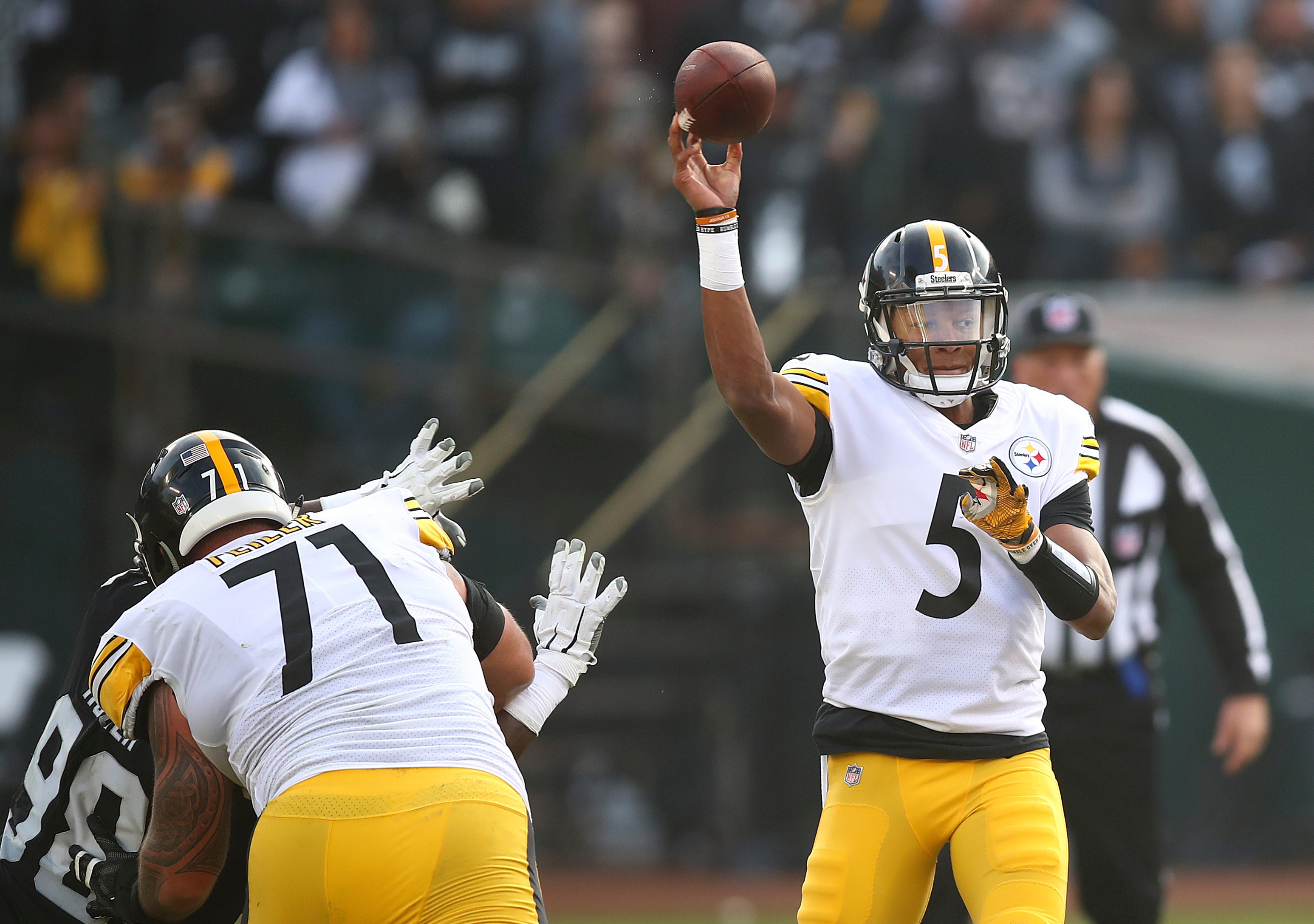 Carr's late TD pass leads Raiders past Steelers 24-21