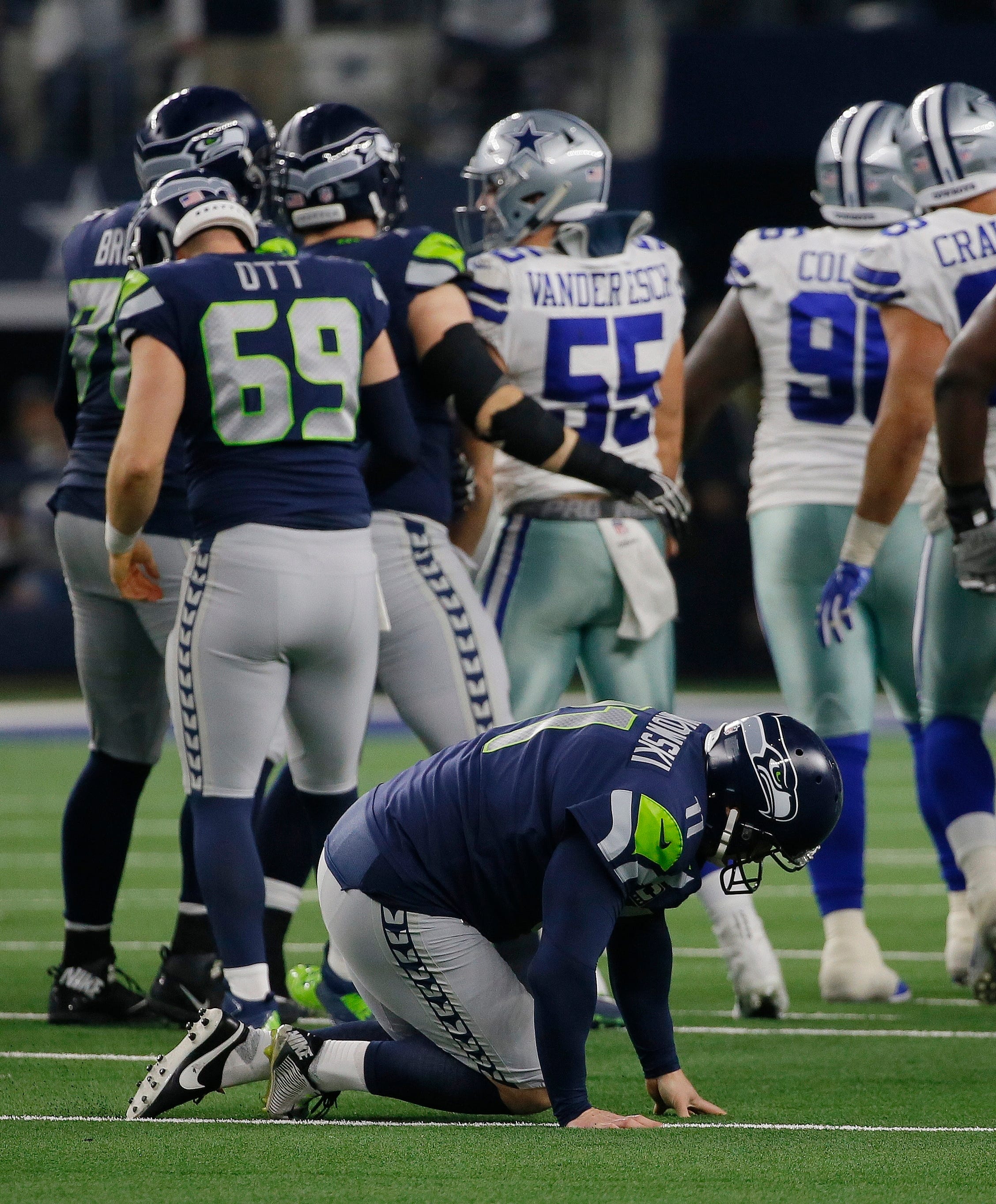 Seahawks' Janikowski out after hurting thigh on 57-yard miss