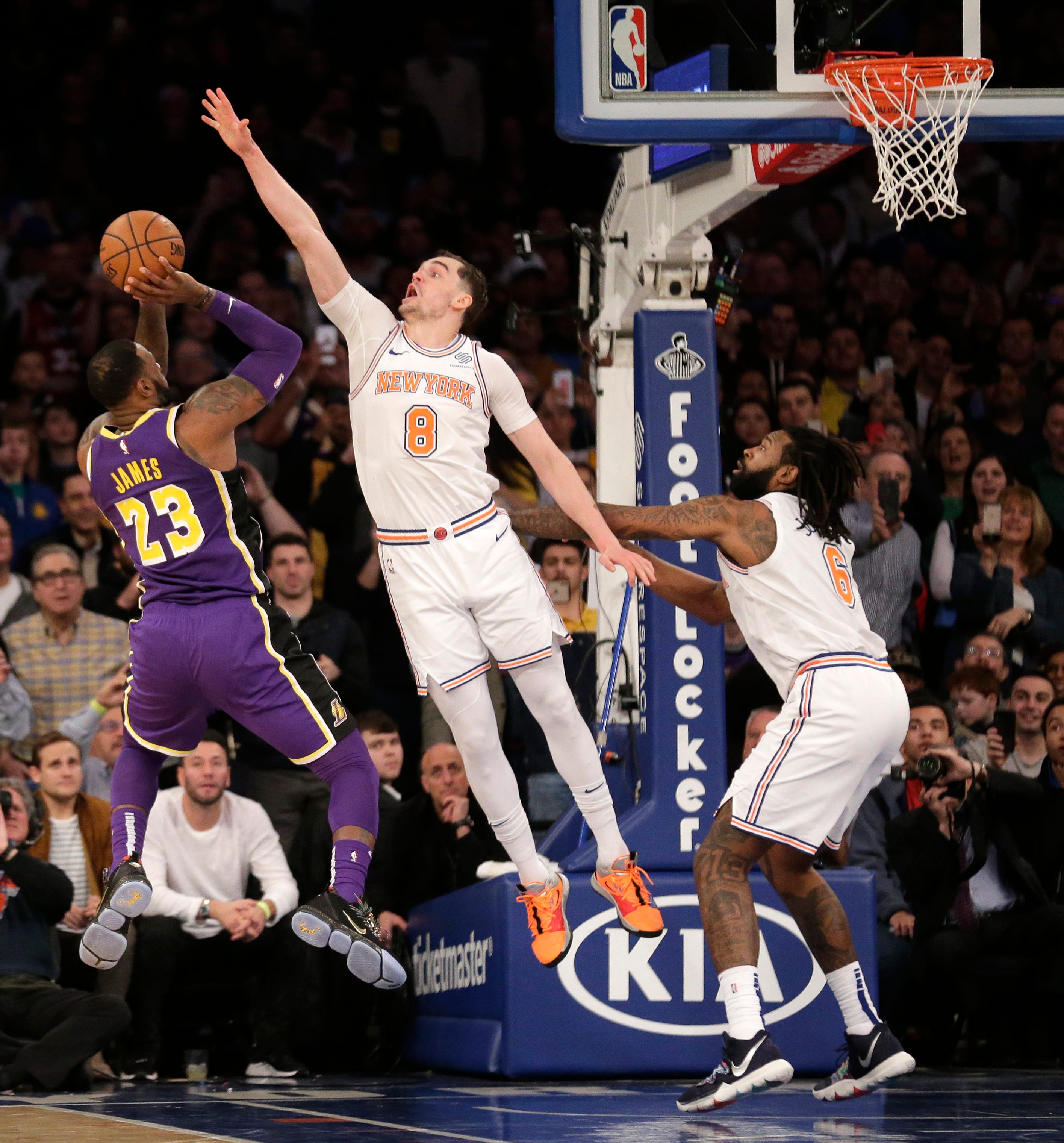 Knicks block LeBron at the finish, rally to beat Lakers2831 x 3040