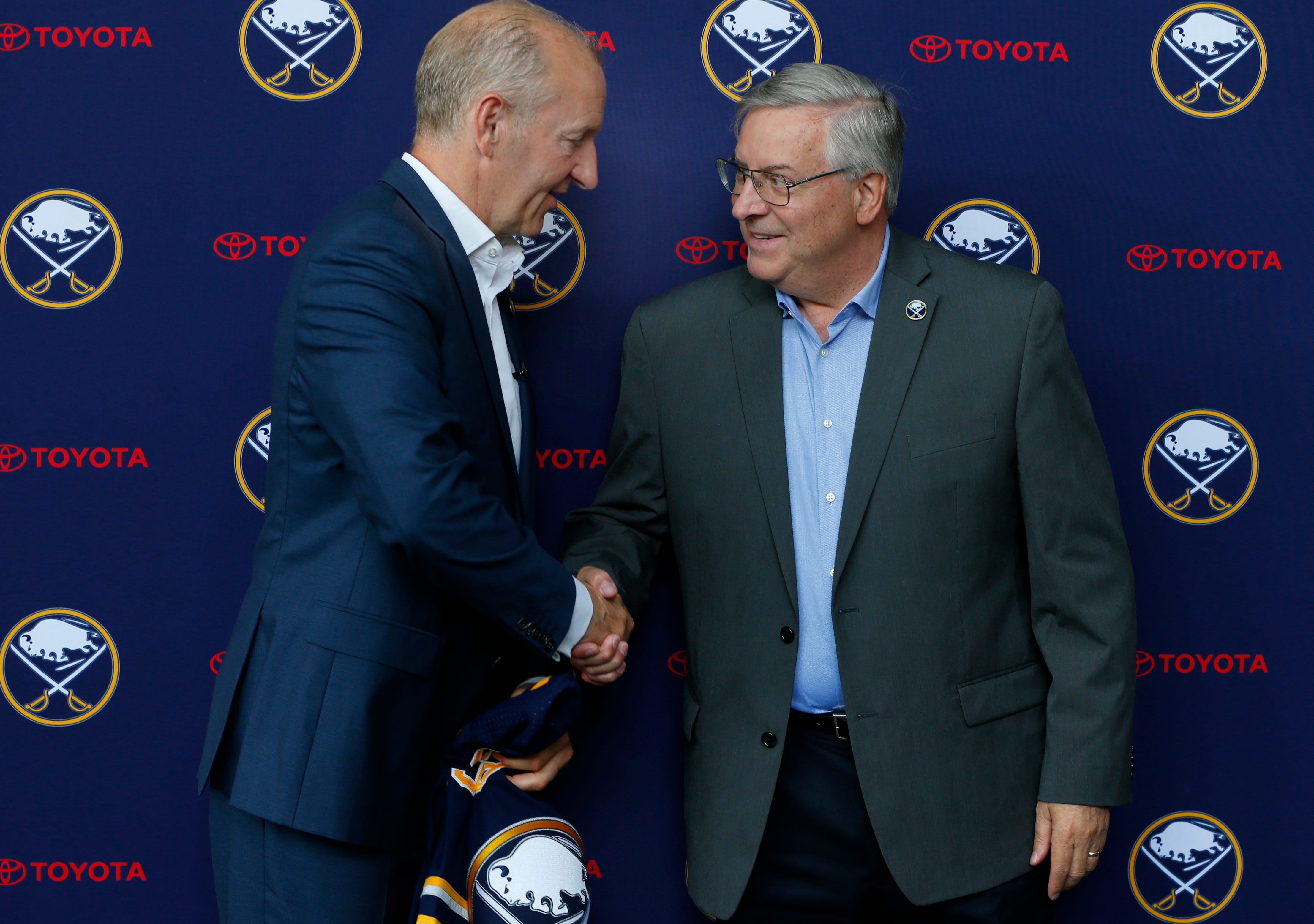 Skinner's contract overshadows new Sabres coach's arrival