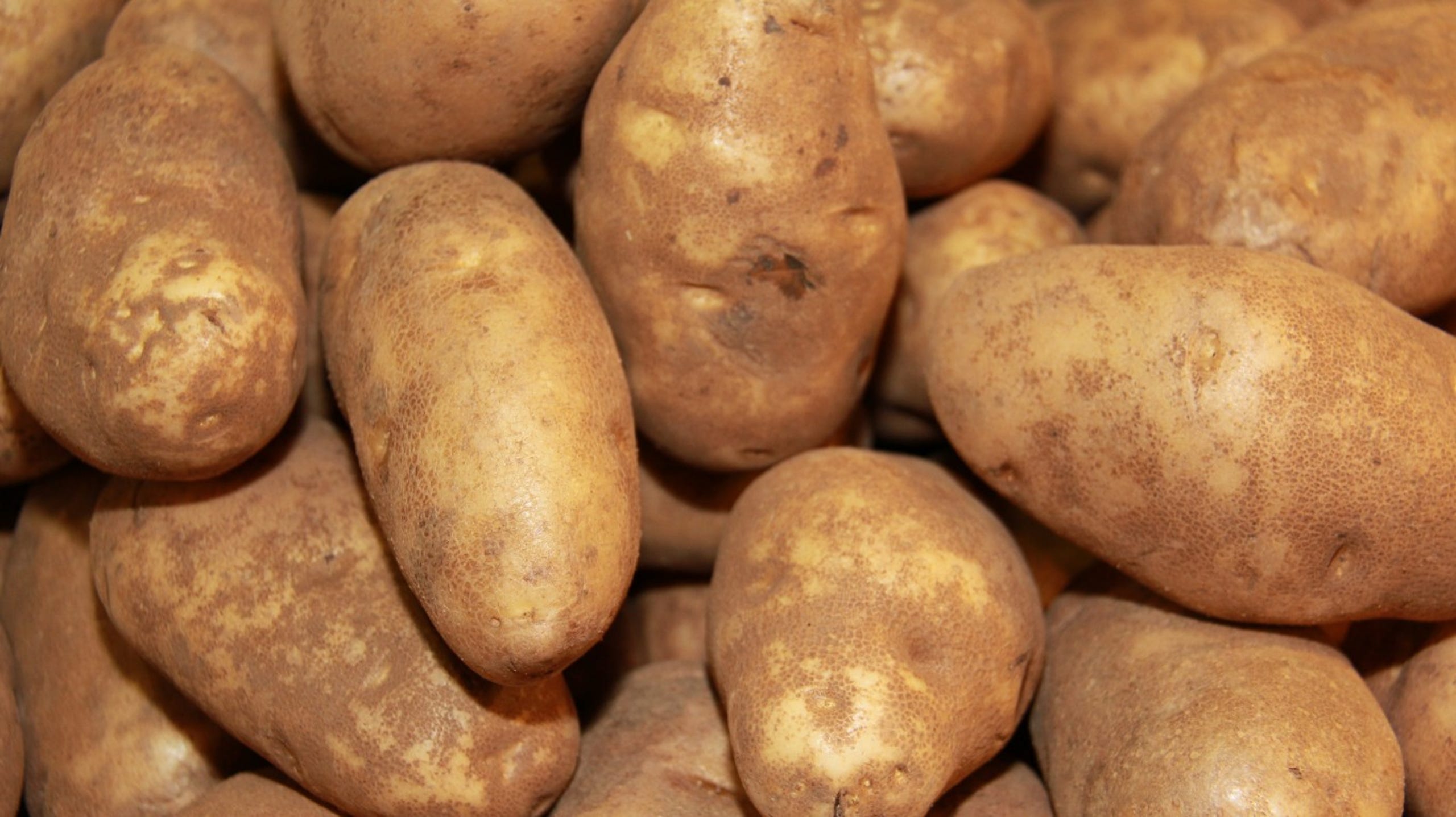 <strong>1. Potatoes. </strong><strong>Shelf life:</strong> 2 to 5 weeks