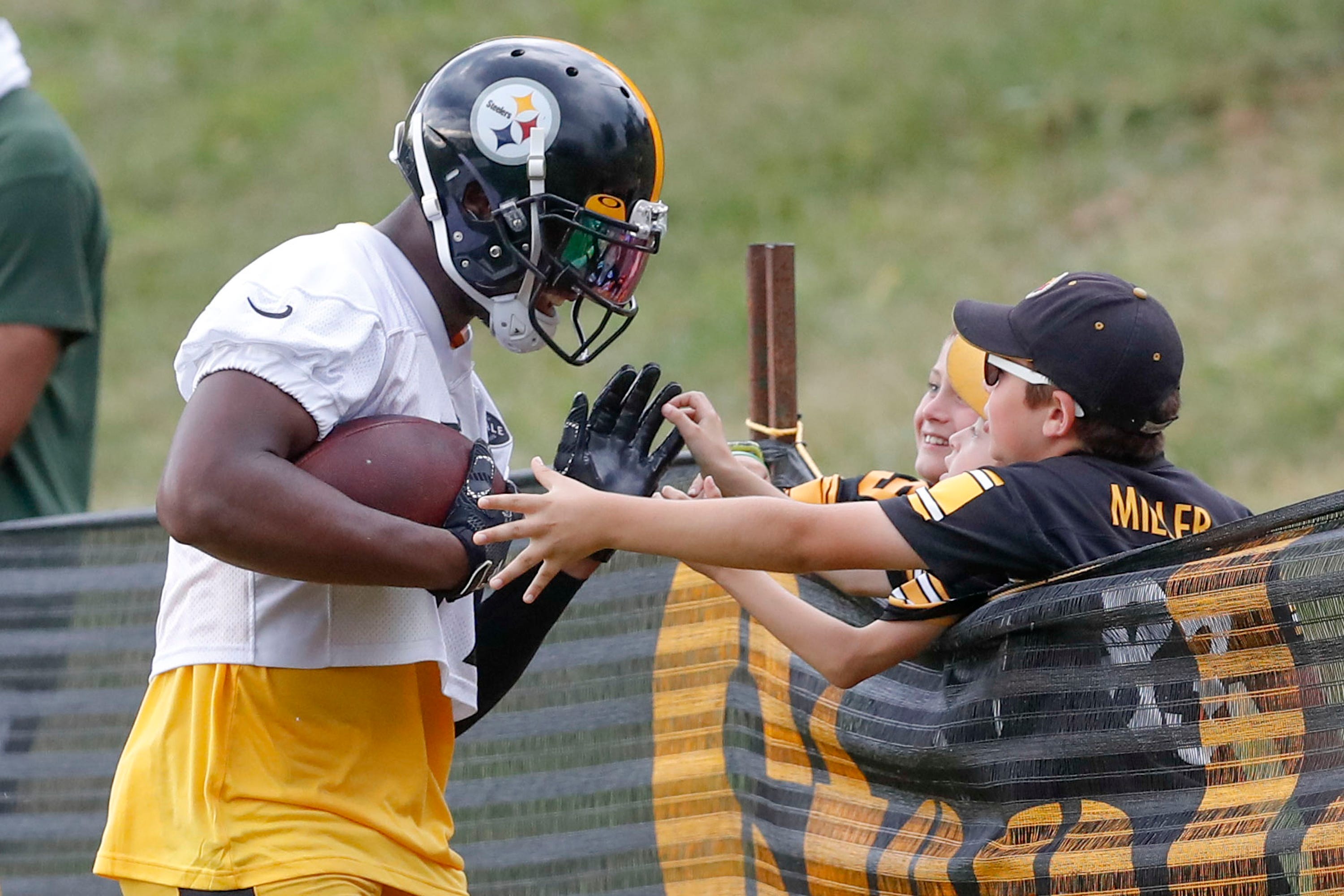 Smith-Schuster now a youthful leader of Steelers' receivers