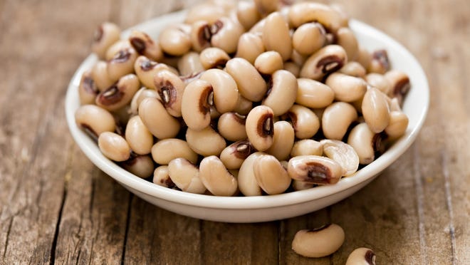 Legumes, such as beans and black eyed peas, are rich in bioflavonoids and zinc, which help protect the retina, thus lowering the risk of developing macular degeneration and cataracts.