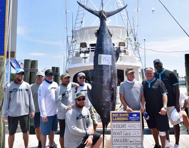 Michael Jordan S Boat Catches 442 Pound Blue Marlin At Tournament