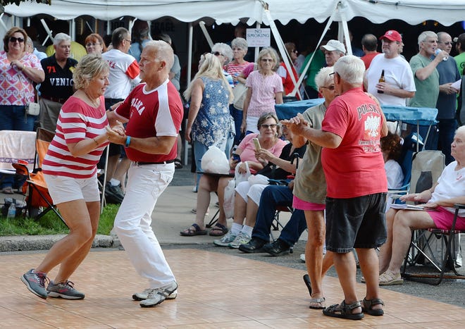 Τα ζευγάρια χορεύουν κατά τη διάρκεια του Πολωνικού Zappawa Festival 2018 στην Εκκλησία της Αγίας Τριάδας στην Erie.