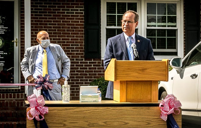 Craven County U.S. Rep. Greg Murphy speaks to a small crowd in August 2020.