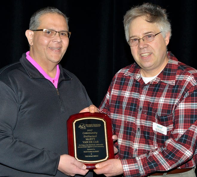 G. Randall Goss/News-Review Community Enthusiast award recipient Marty Van De Car (left) and presenter Bill McMaster.