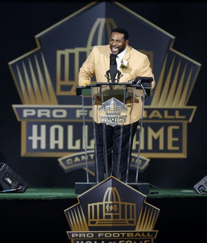 Former Notre Dame ex-American Jerome Bettis, speaking at the induction ceremony at the Pro Football Hall of Fame on August 8, said the Irish need a clear leader to emerge from the upcoming QB competition.  (AP Photo/Tom E. Puska)