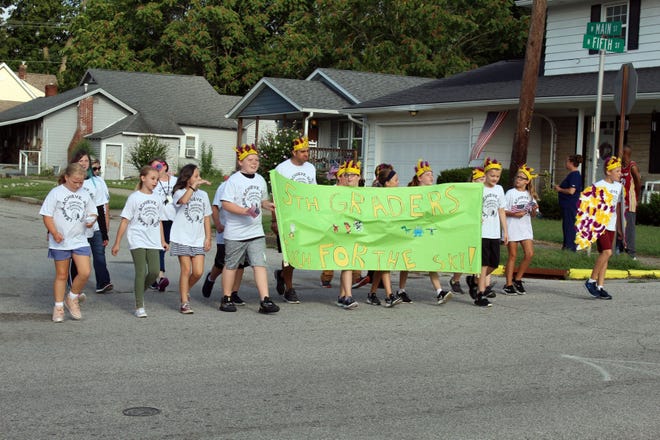 Fifth grade students at GES march in the parade. (Nicole DeCriscio / Spencer Evening World)