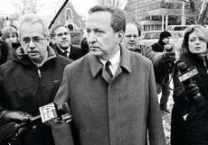 Harvard University President Lawrence Summers appears surrounded by members of the media as he arrives at a faculty meeting at Harvard Tuesday in Cambridge, Mass. Summers met with Harvard\'s Faculty of Arts and Sciences, the second such session since a furor erupted over his comments about women\'s aptitude for science and math. AP photo