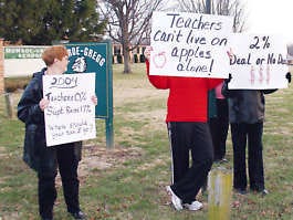 Monroe-Gregg School District teachers stand along Ind. 39 in front of Monrovia High School waving protest signs. The teachers gathered to publicly dispute their proposed contracts before a mediation session between a group of teachers and administrators Monday evening. Hannah Lodge | martinsville Reporter-Times