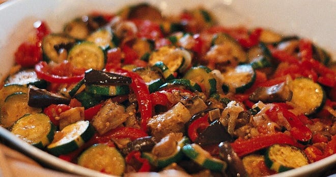 La Ratatouille Unicoise est un mélange de poivrons, d'oignons et d'épices avec des courgettes, des aubergines, des tomates et de l'ail.