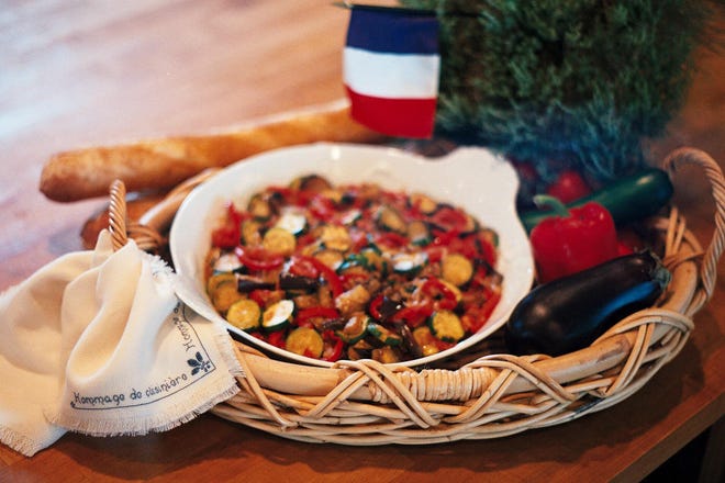 La ratatouille, célèbre pour le film du même nom, est le plat français parfait pour célébrer le 14 juillet.