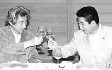 South Korean President Roh Moo-hyun, right, toasts with Japanese Prime Minister Junichiro Koizumi during a banquet Wednesday on Jeju island, South Korea. AP Photo.