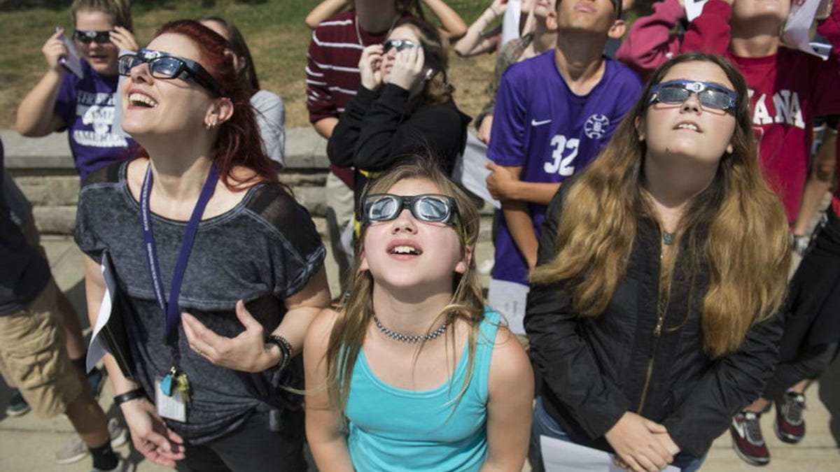 Vea fiestas en Bloomington para el eclipse solar parcial del sábado