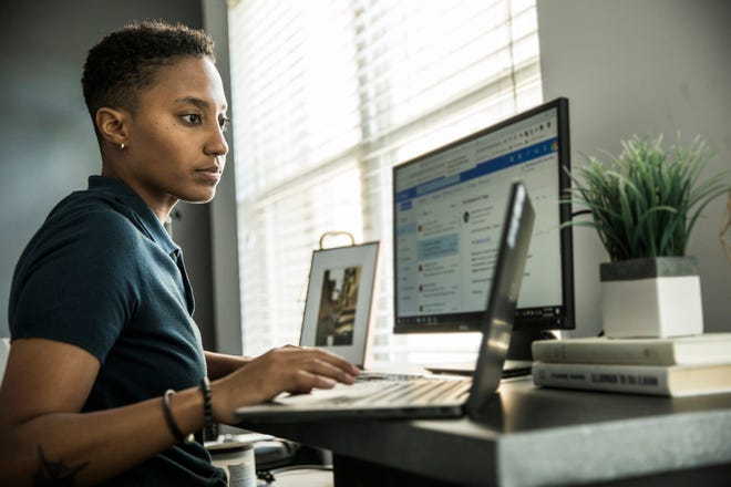 De arbeidsmarkt vertraagt nu de onderhandelingsmacht begint te verschuiven van werknemers naar werkgevers, waardoor steeds meer bedrijven werknemers verplichten om minstens een paar dagen per week naar kantoor terug te keren.