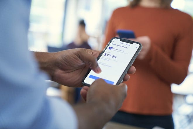 Eine Person benutzt eine mobile U.S. Bank-App auf ihrem Smartphone.