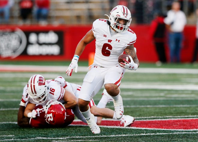 Wisconsin running back Chez Mellusi runs against Rutgers during the second half Saturday.