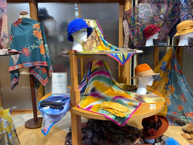 Esposizione a colori di prodotti in seta presso A. Picci