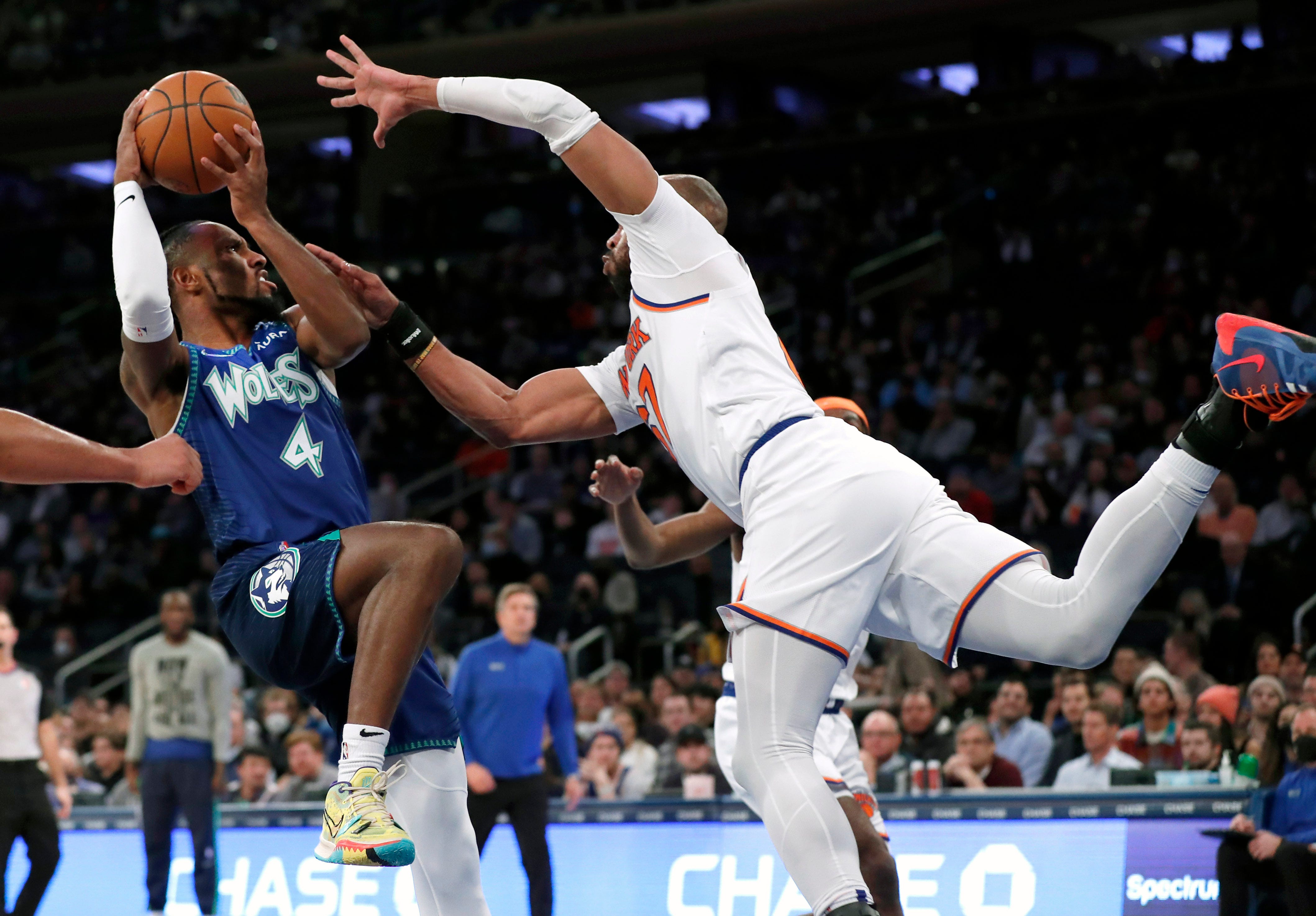 Towns' three-point play helps Wolves edge Knicks 112-110