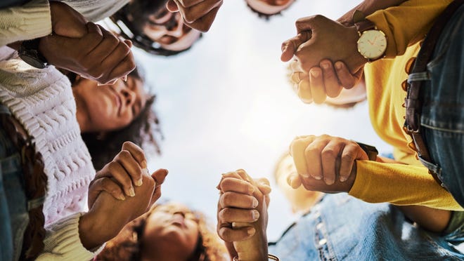 Amerikanen die religieus en spiritueel zijn, hebben 20% meer kans dan degenen die niet zeggen dat ze stappen hebben ondernomen om mensen met tegengestelde politieke opvattingen te begrijpen en ermee om te gaan. Evenzo geloven spirituele en religieuze Amerikanen eerder dan niet-spirituele Amerikanen dat het overbruggen van de kloof belangrijk is.