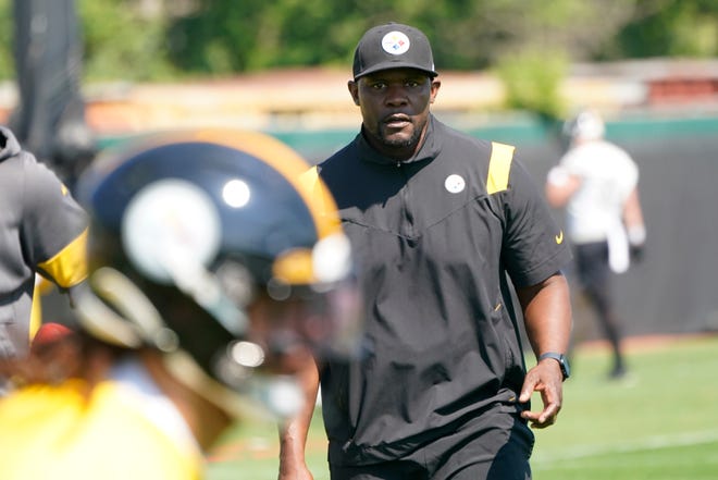 Pittsburgh Steelers senior defensive assistant Brian Flores, right, watches as the team goes through drills during an NFL football practice, Tuesday, May 31, 2022, in Pittsburgh. (AP Photo/Keith Srakocic)