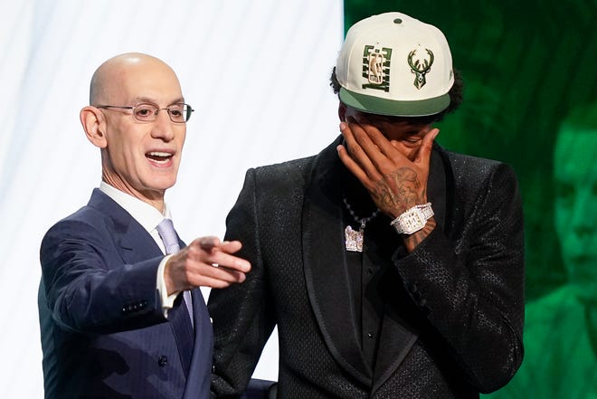 Reaksi MarJon Beauchamp saat ia berpose untuk foto dengan Komisaris NBA Adam Silver setelah dipilih secara keseluruhan ke-24 oleh Milwaukee Bucks dalam draft bola basket NBA, Kamis, 23 Juni 2022, di New York.  (Foto AP/John Minchillo)