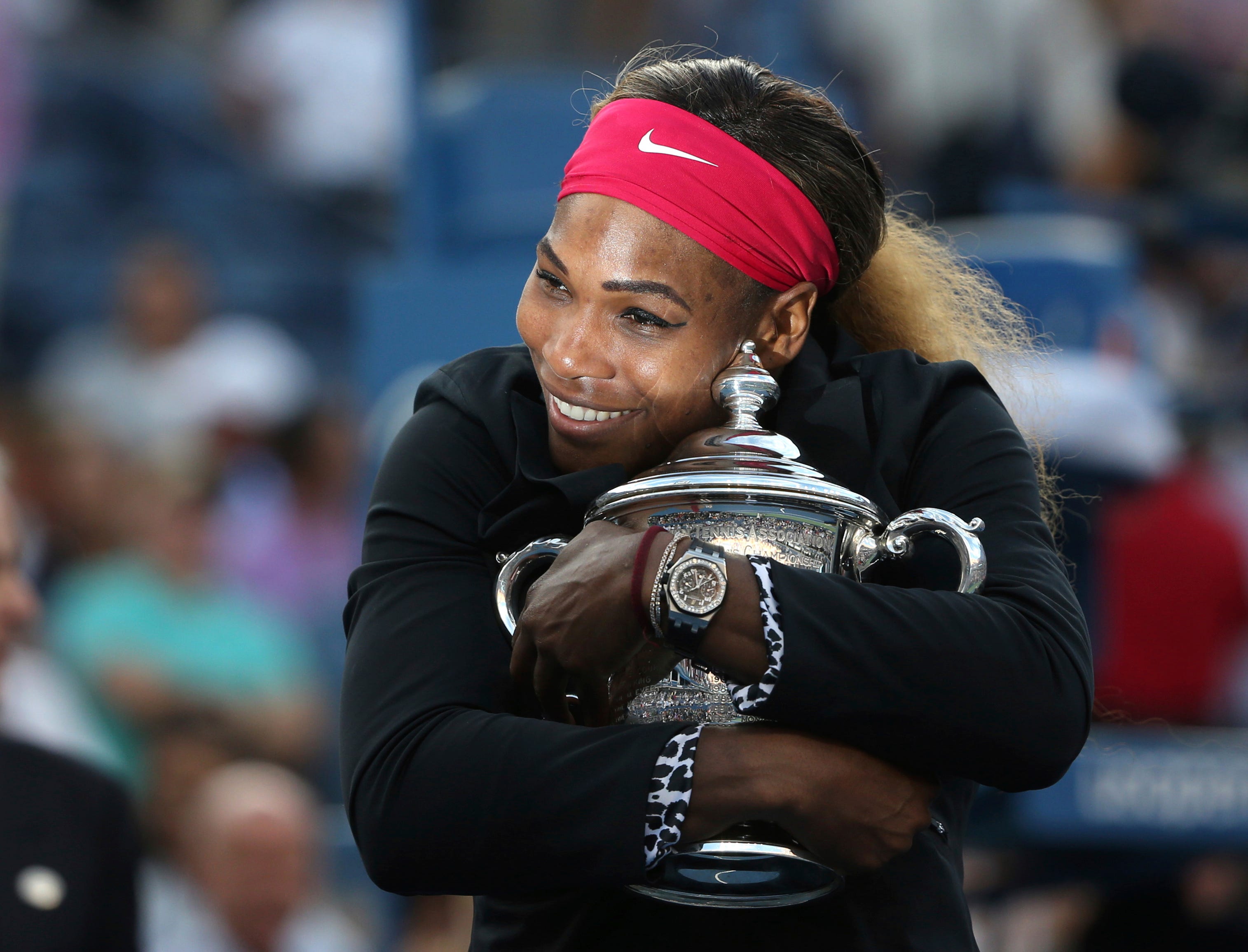 Serena Williams hugs the U.S. Open trophy in 2014.