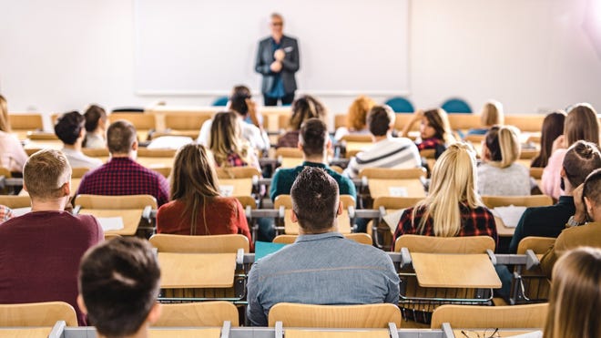 Ought to I settle for a full-time job provide whereas nonetheless in faculty? Ask HR