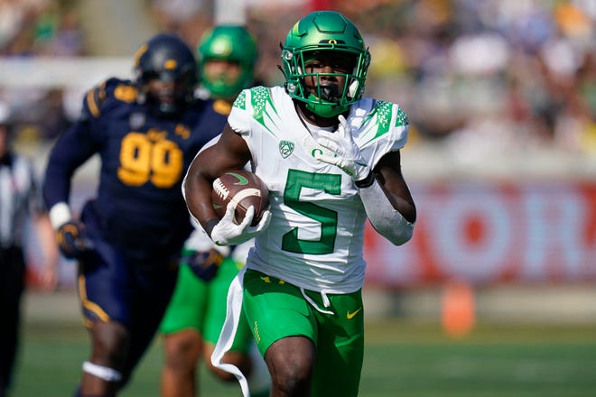 Oregon running back Sean Dollars (5) runs with the ball after a catch against California during the first half of an NCAA college football game in Berkeley, Calif., Saturday, Oct. 29, 2022. (AP Photo/Godofredo A. Vásquez)