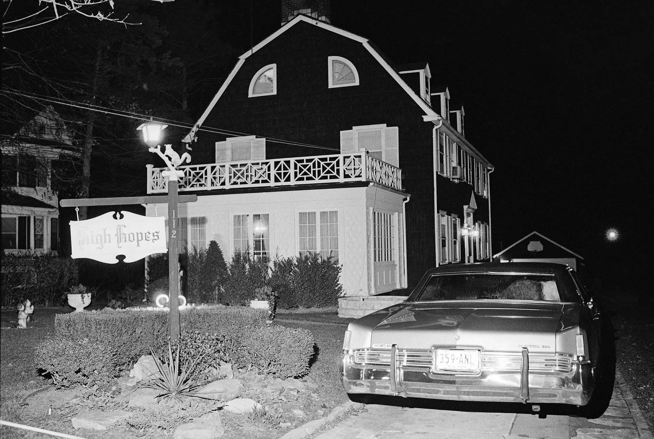 Today In History Murders In Amityville And Karen Silkwood Ze stelt het bedrijf aan de kaak, wanneer ze beseft dat er gevaarlijke situaties ontstaan… murders in amityville and karen silkwood