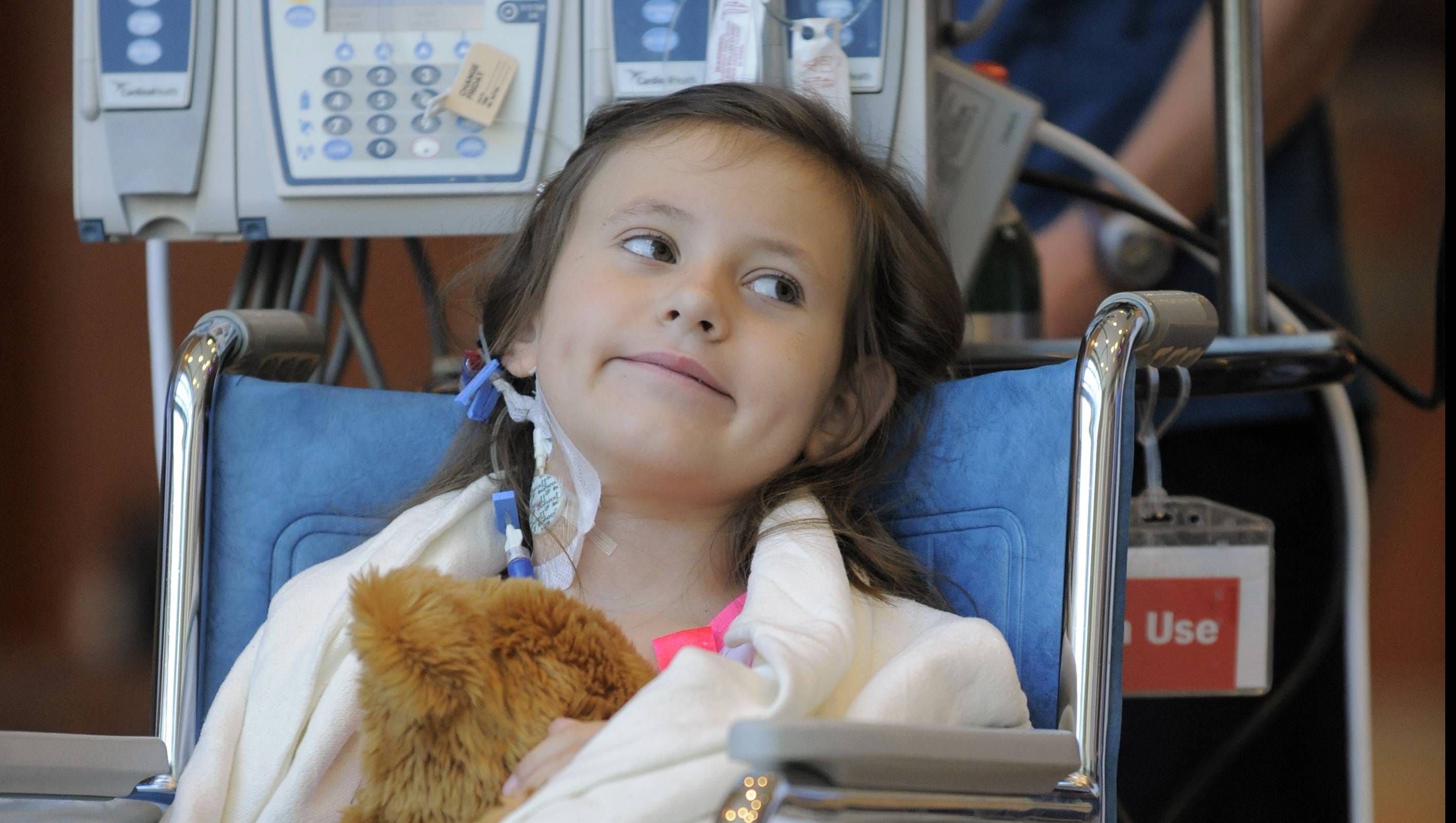 Colorado girl visits zoo after surviving bubonic plague