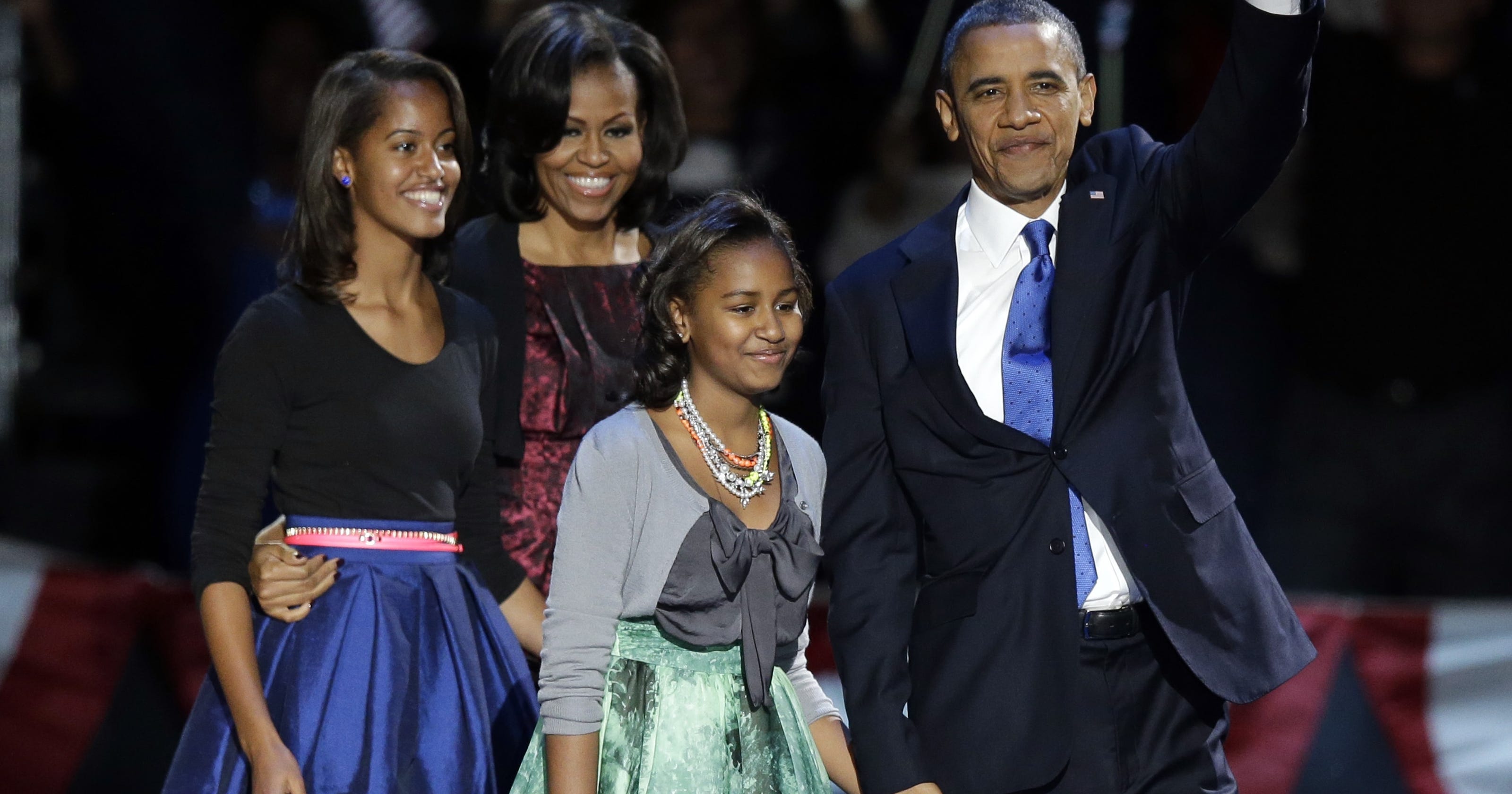 Is Robbie Williams Taller Than You Think? Find Out Now! - oow0js5