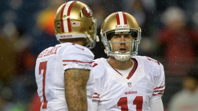 San Francisco 49ers quarterback Alex Smith has thrown himself into being a mentor for Colin Kaepernick after Smith lost the starting job to the second-year player.