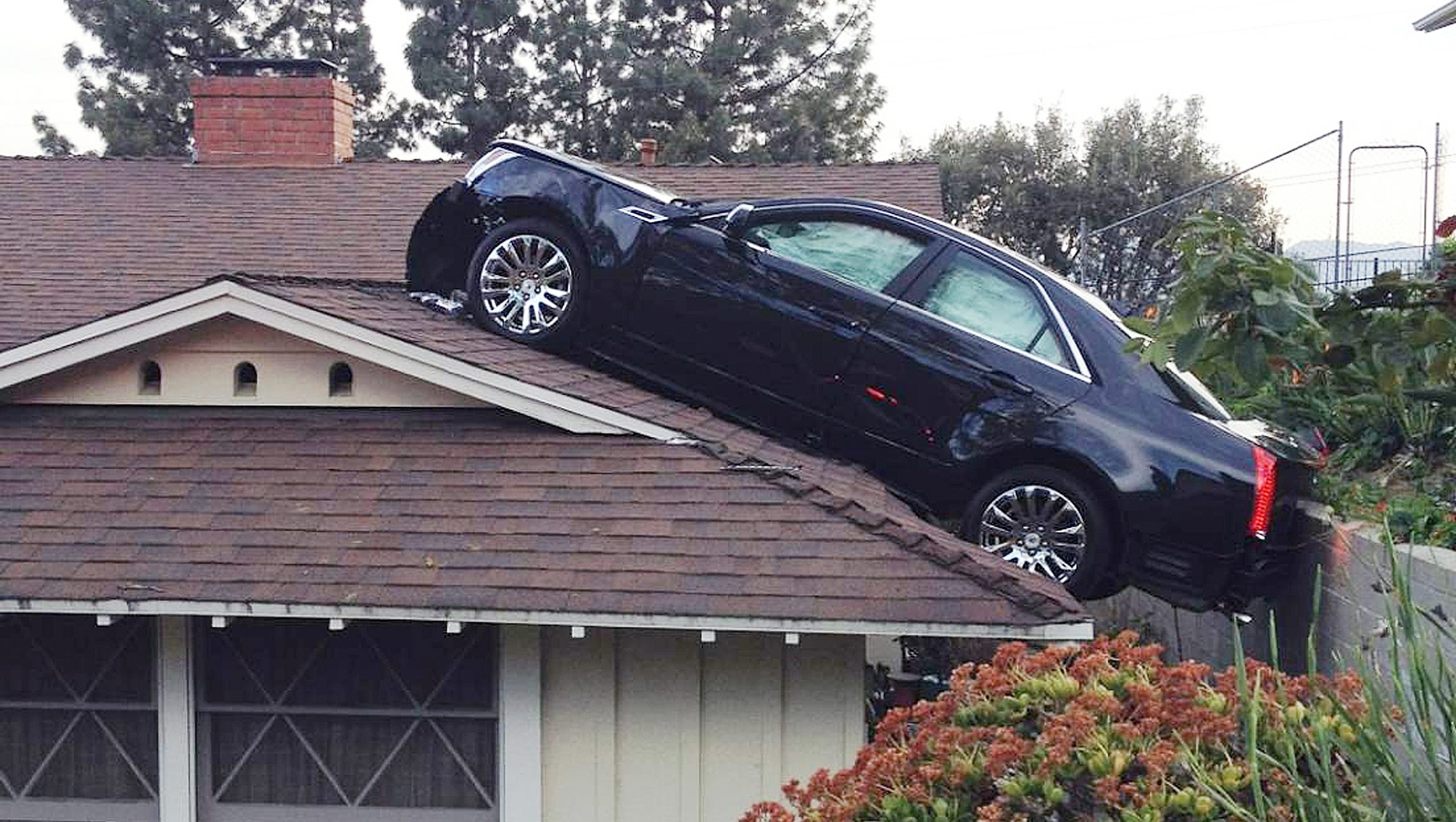 Man�s car lands on neighbor�s roof in strange accident Man�s car lands on neighbor�s roof in strange accident