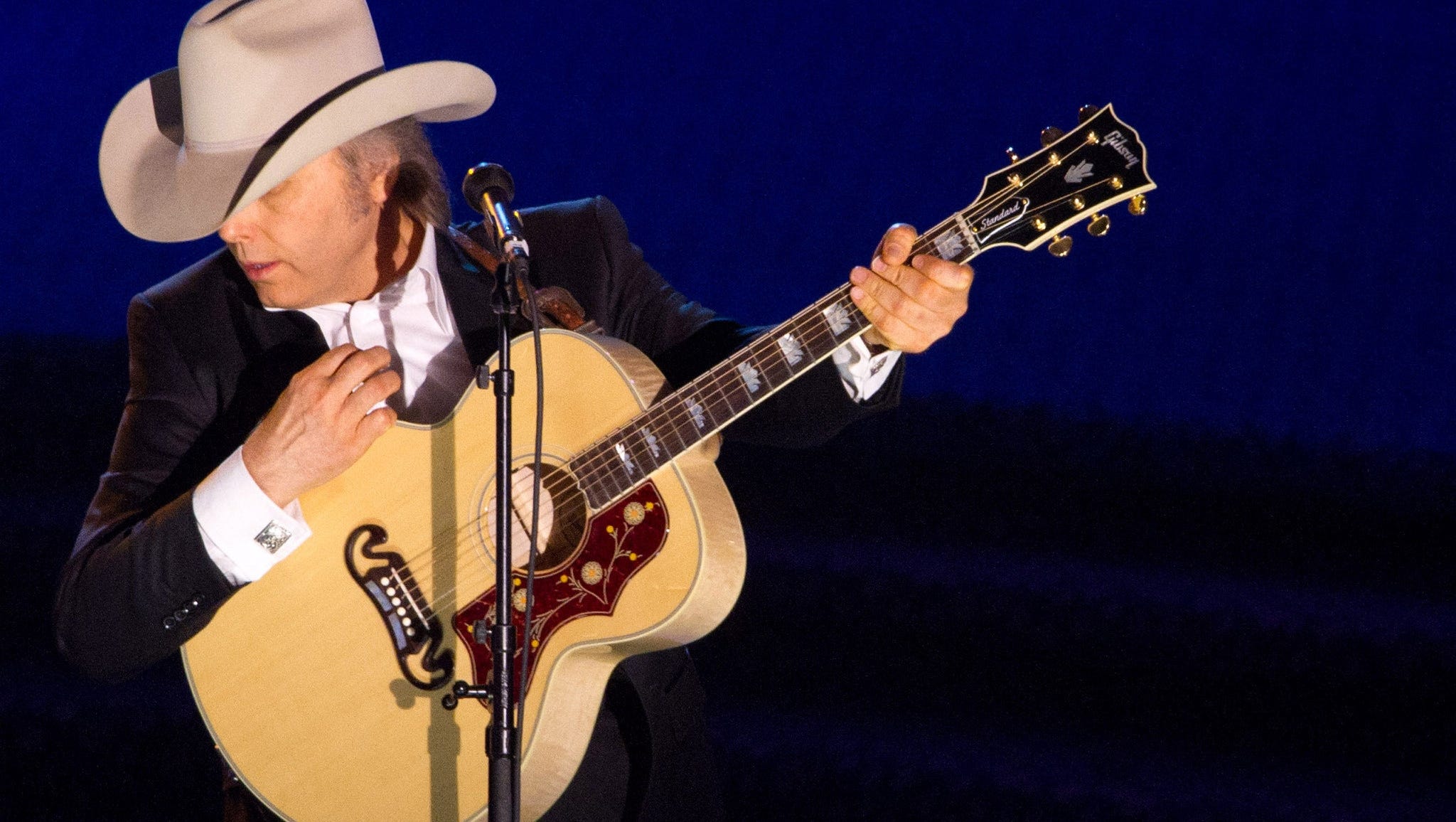 Dwight Yoakam S Rockin Country Style Wins Over Fans