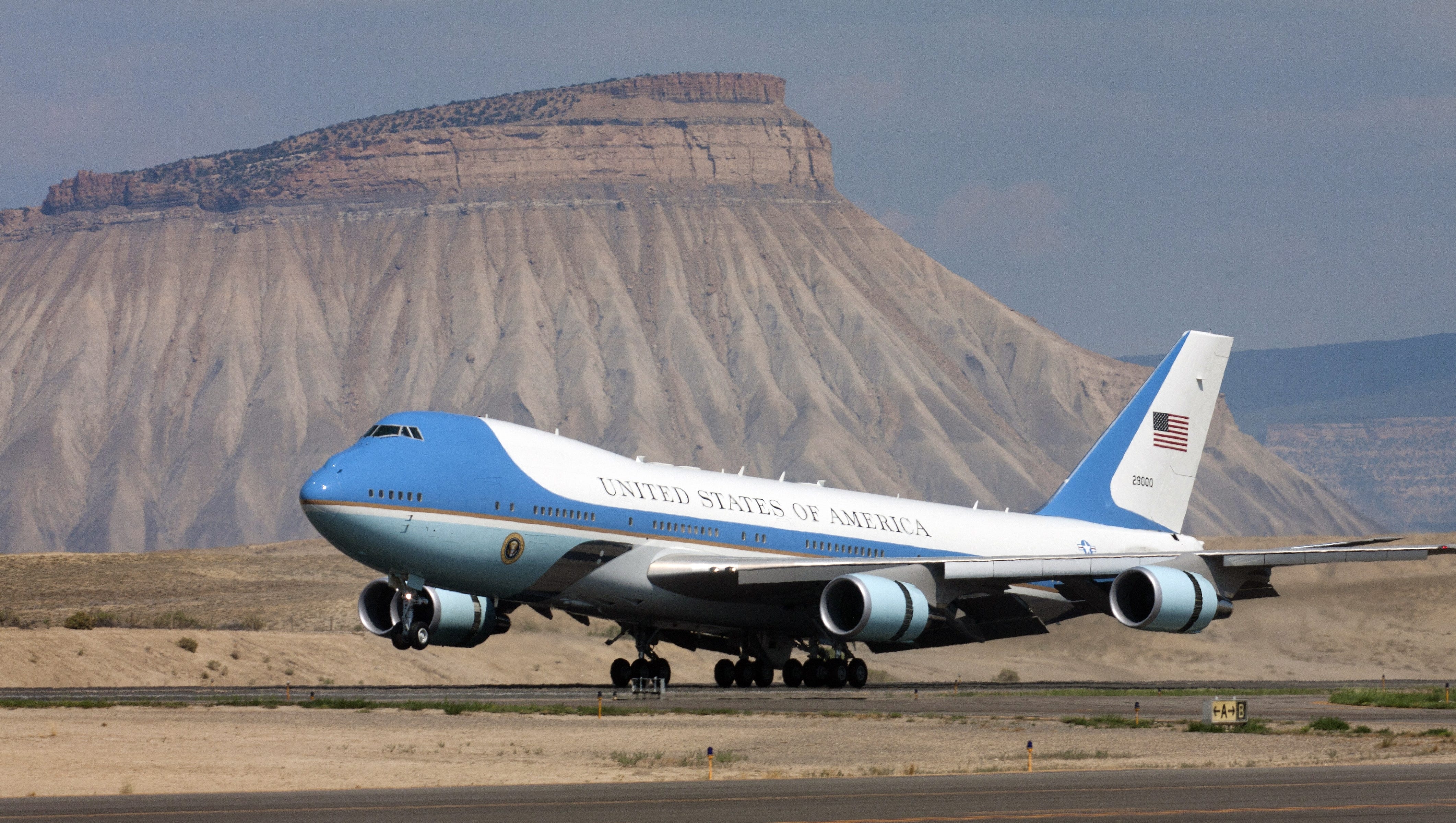 Air traffic control for Air Force One