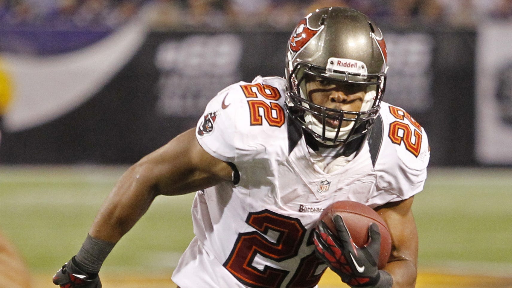 Doug Martin powers Buccaneers past Vikings