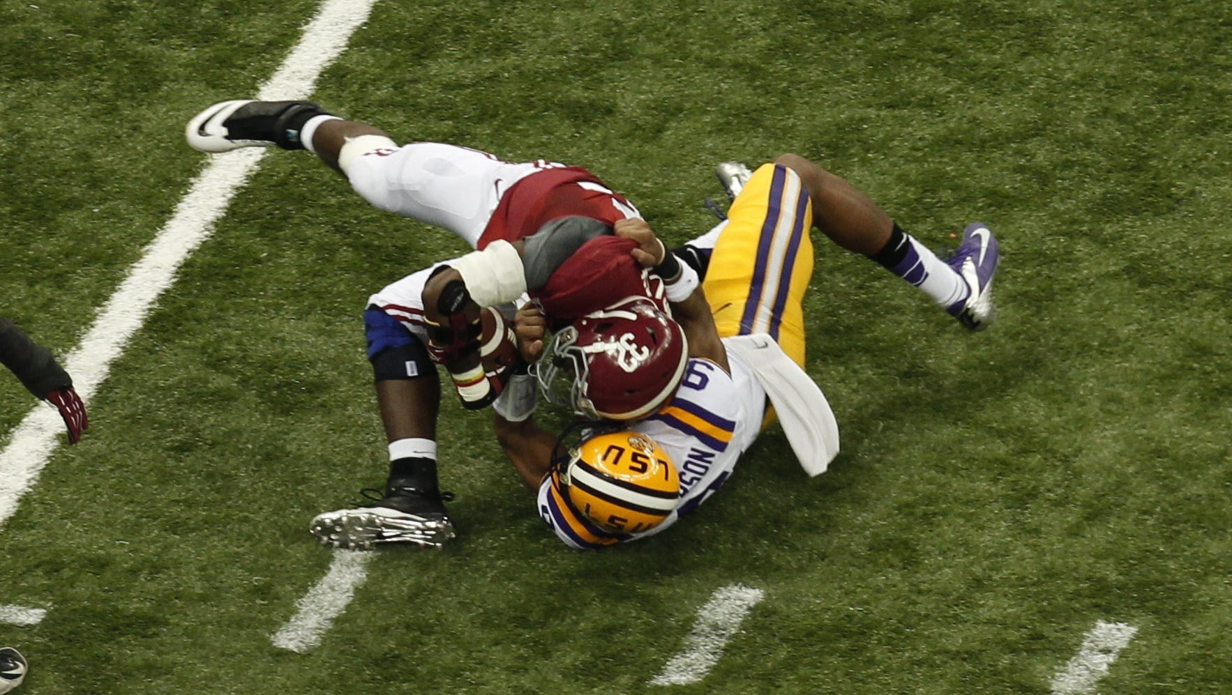 Alabamas Mosley Dominant On Defense After Hip Injury