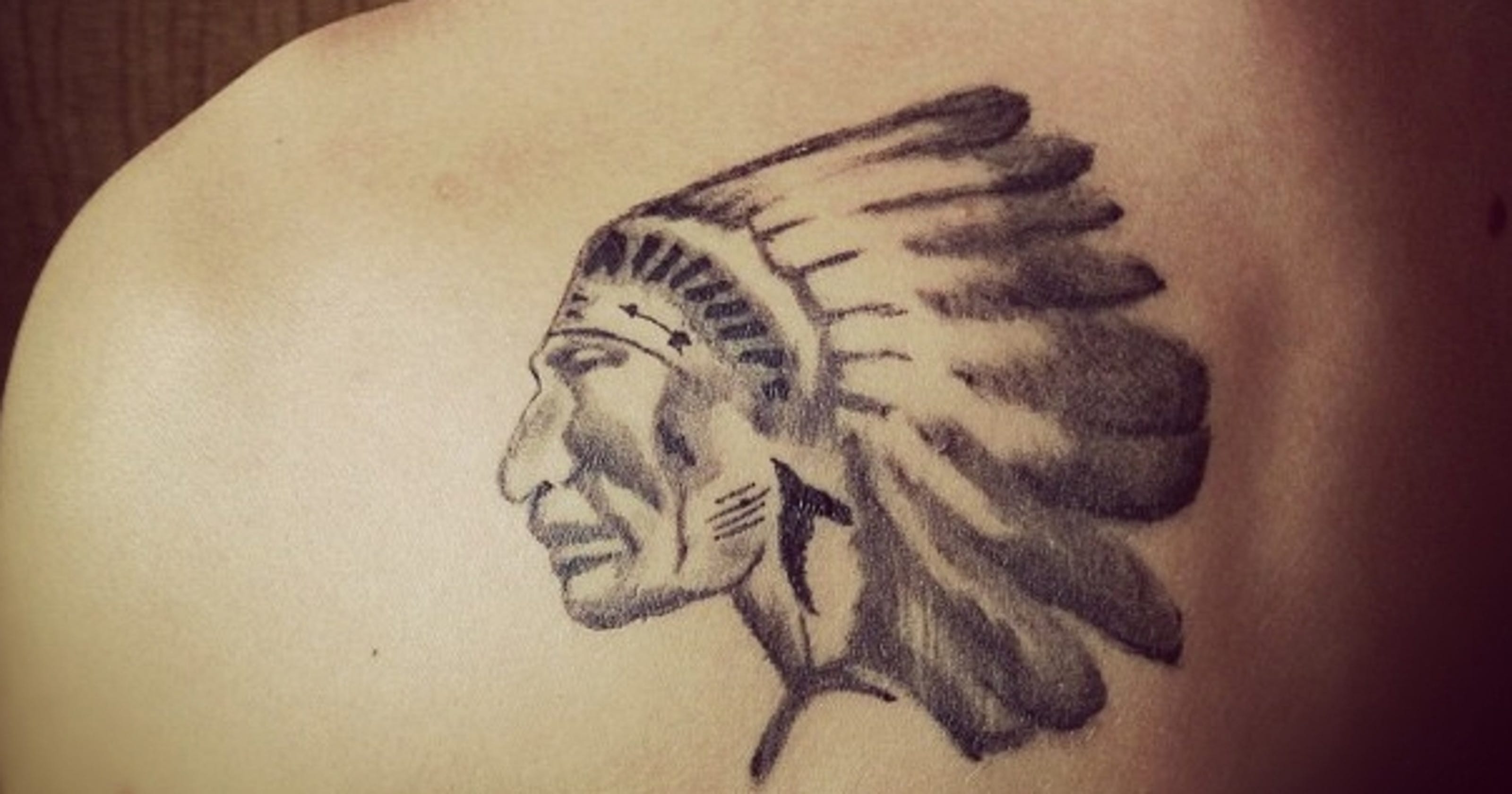 Тату индеец на лопатке