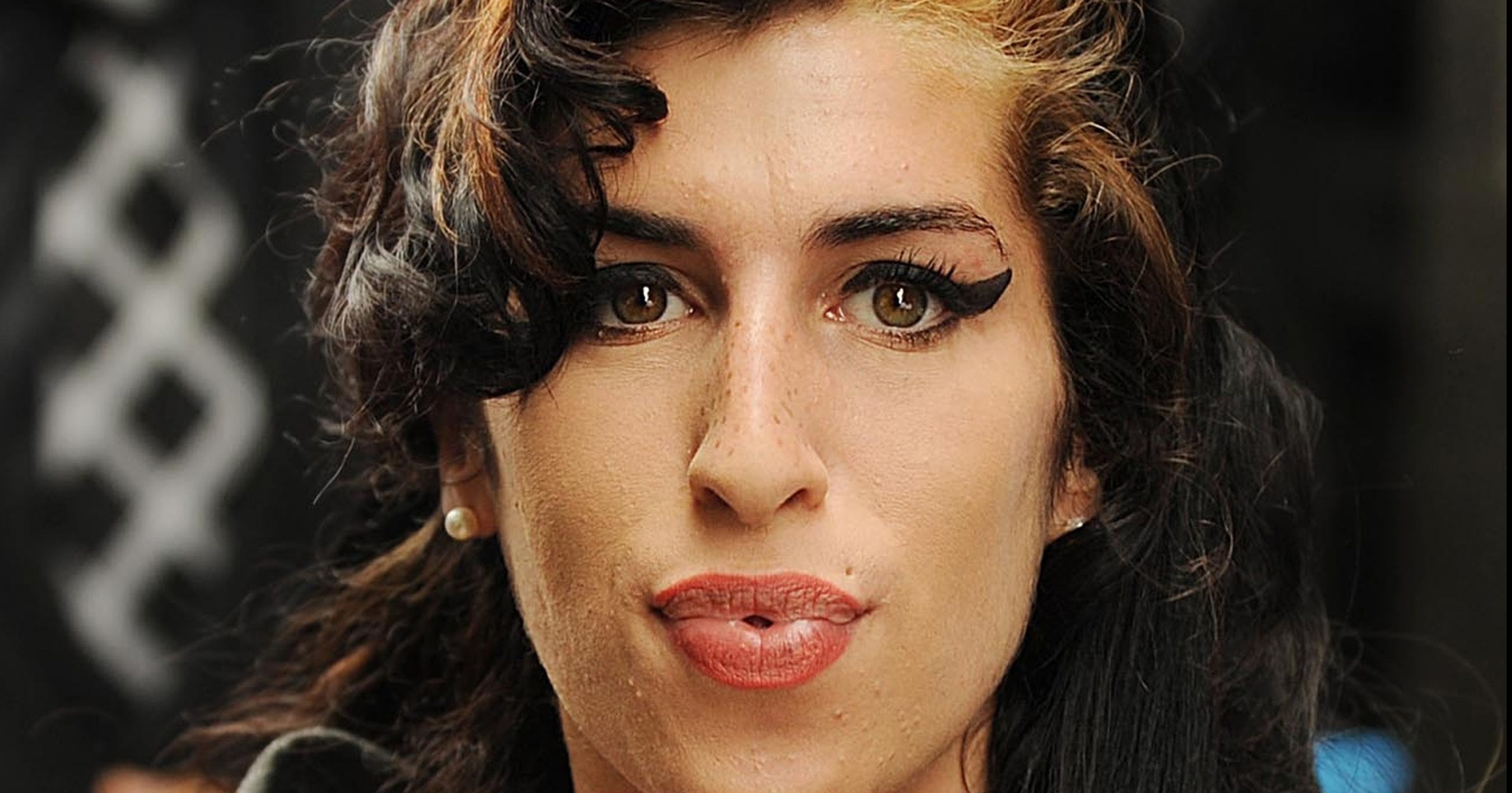 Amy Winehouse Autopsy Pictures - sn1bk6s