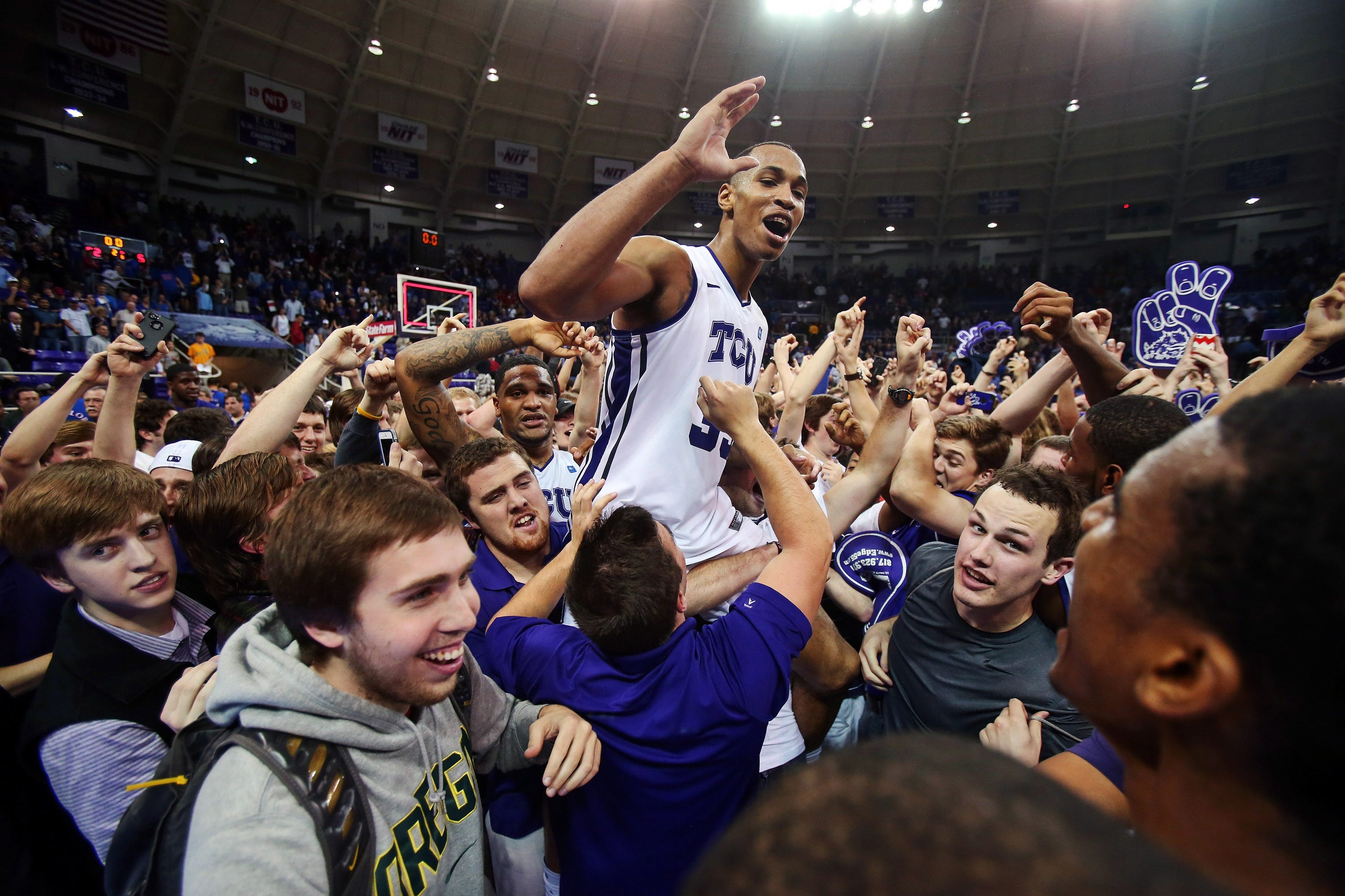 Shaq Goodwin pays homage to Vince Carter, sticks arm in rim on