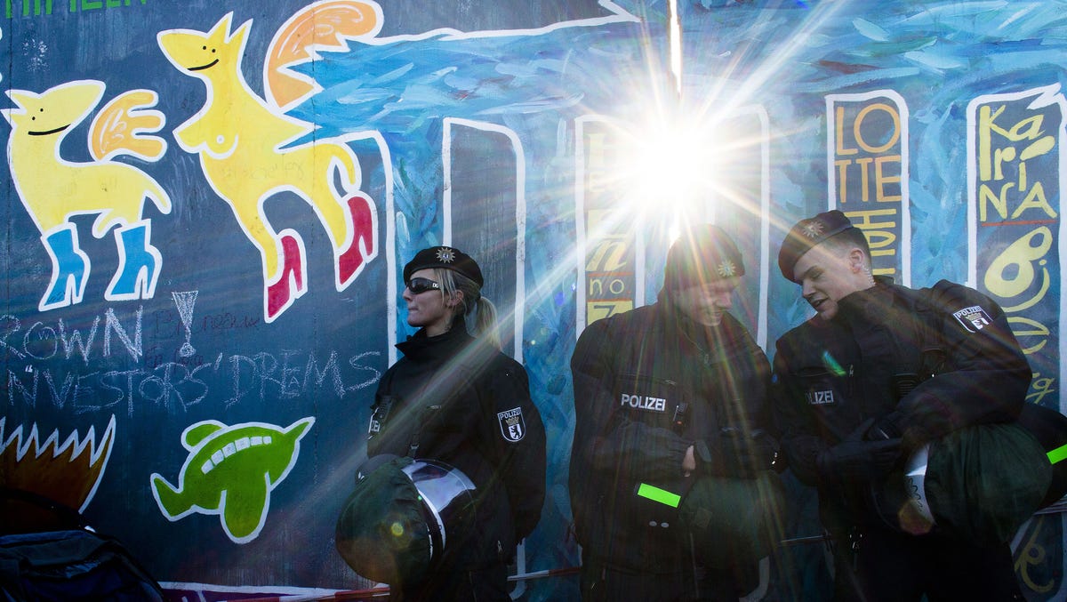 Protests against removal of Berlin Wall