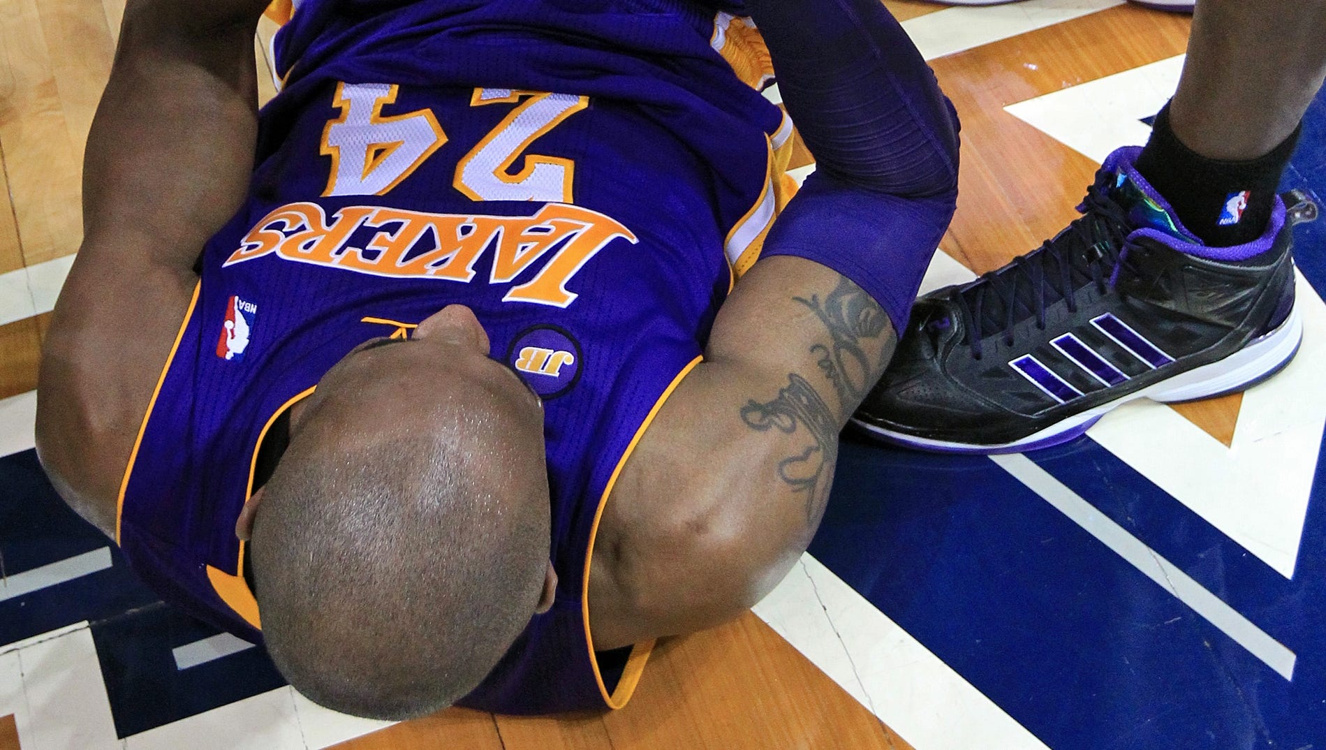 Dahntay Jones fouled Kobe Bryant, NBA says