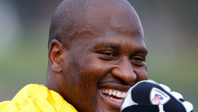 Former Steelers linebacker James Harrison shares a laugh with a teammate last season. Harrison is looking for a job.
