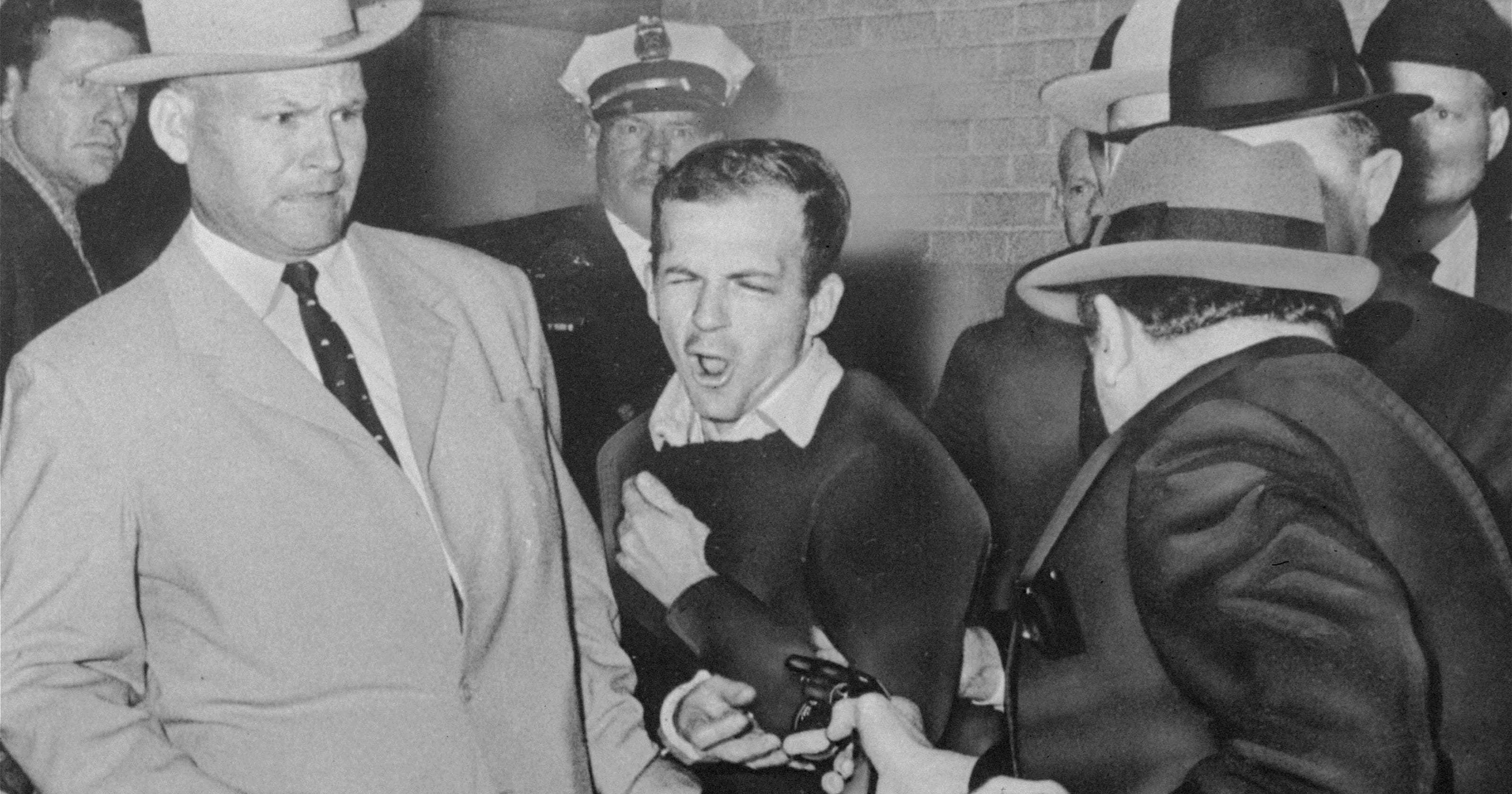 Cop cuffed to Lee Harvey Oswald in iconic photo honored