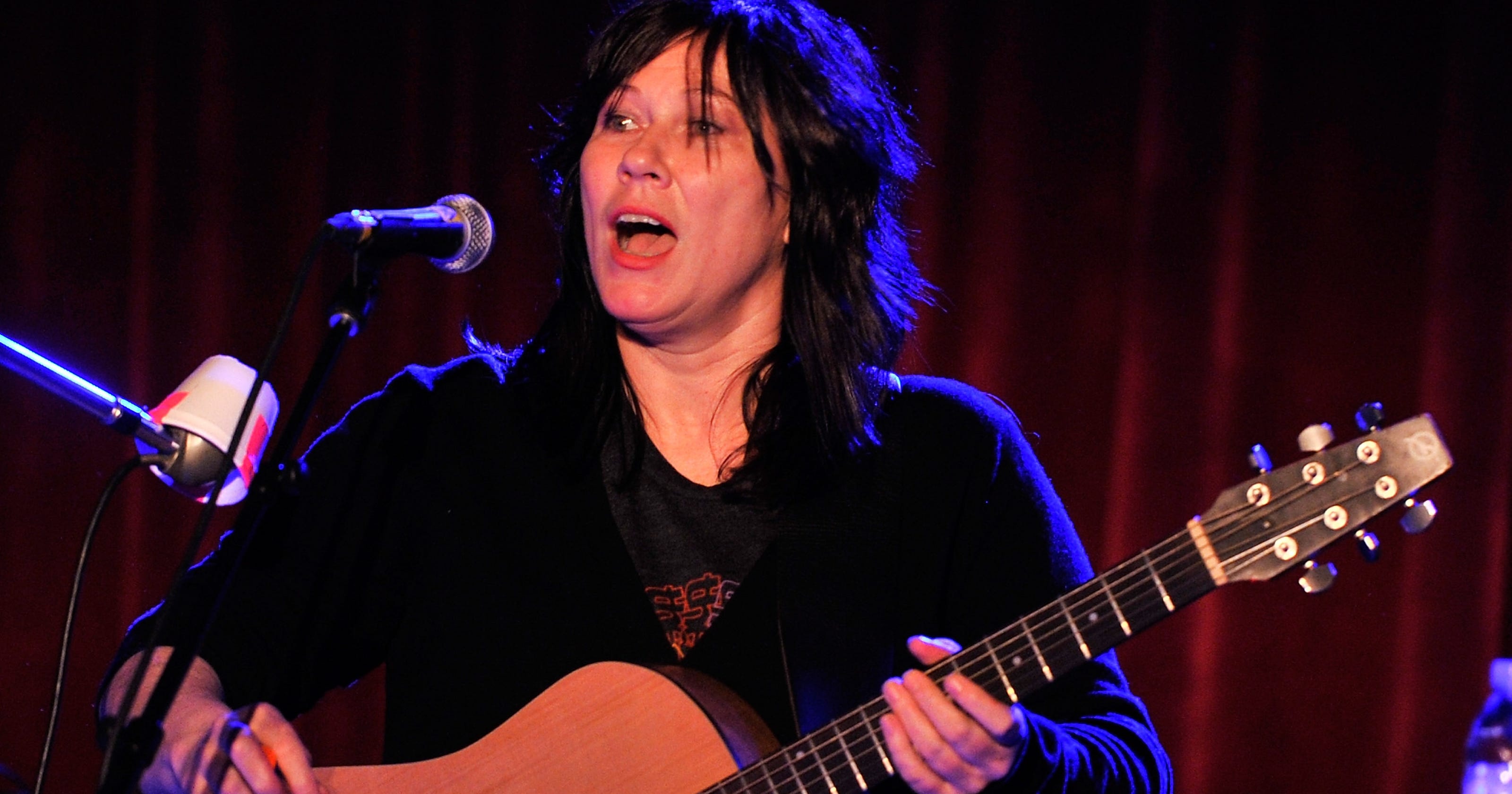 Singer Kim Deal leaves The Pixies