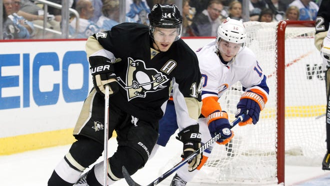 Penguins winger Chris Kunitz agreed to a three-year extension Thursday.