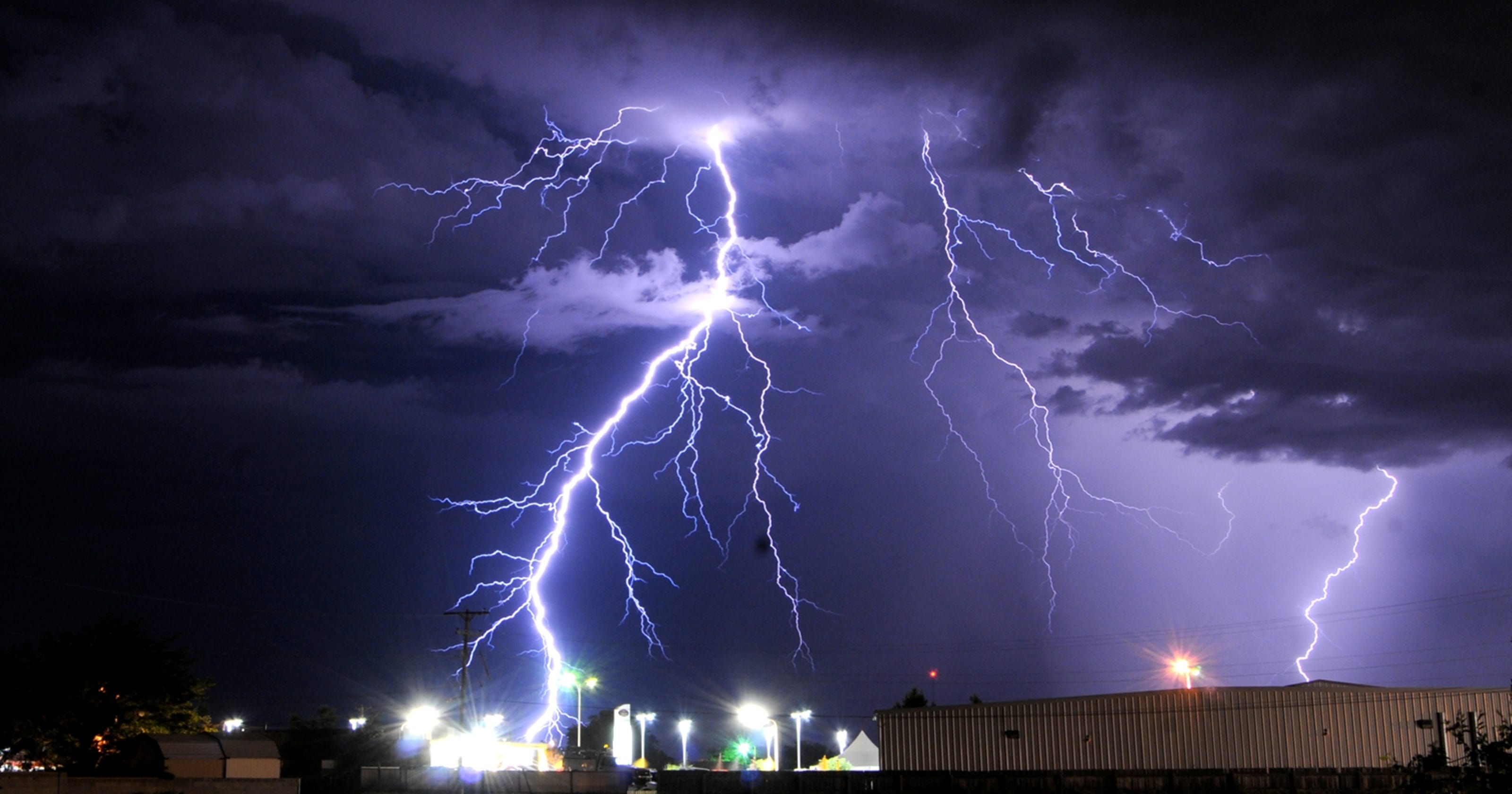 Pregnant woman survives lightning bolt, gives birth